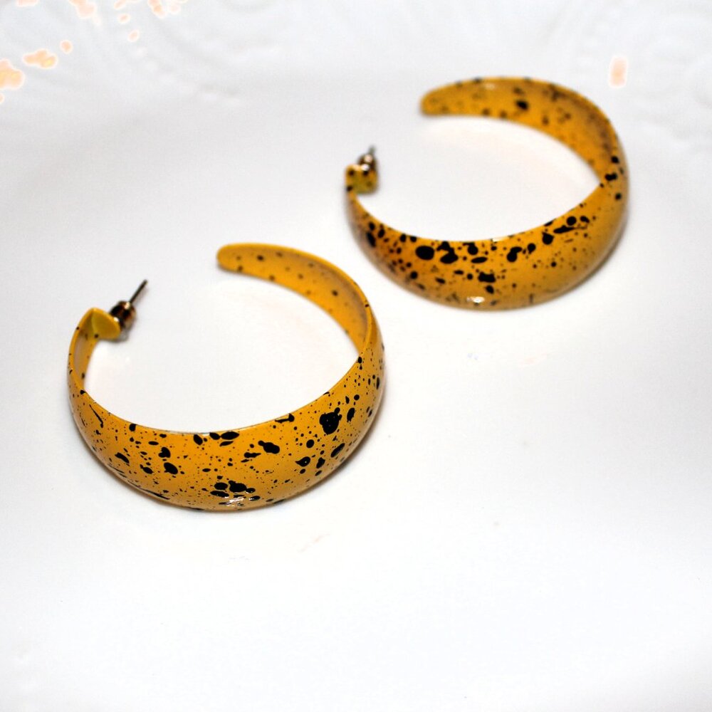 Vintage Retro Fun Large yellow w black accents metal hoop pierced post earrings